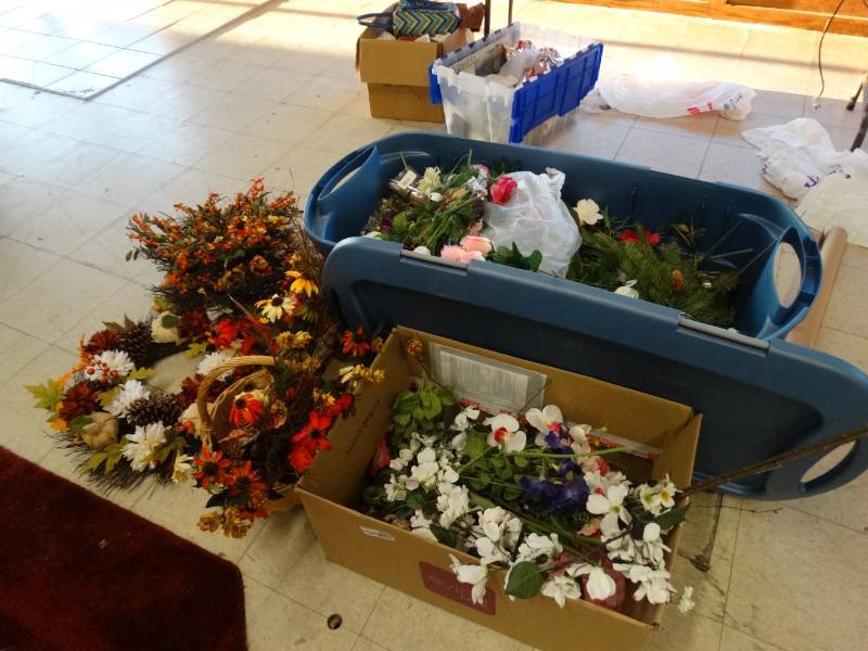 lot 7838 image: Large lot of Christmas decor