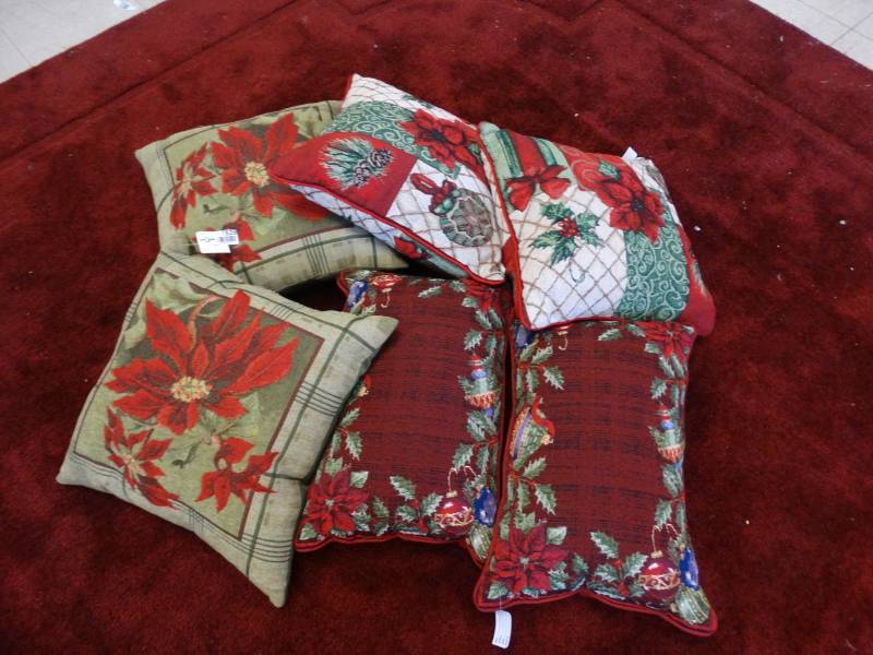 lot 7839 image: Lot of Christmas themed pillows