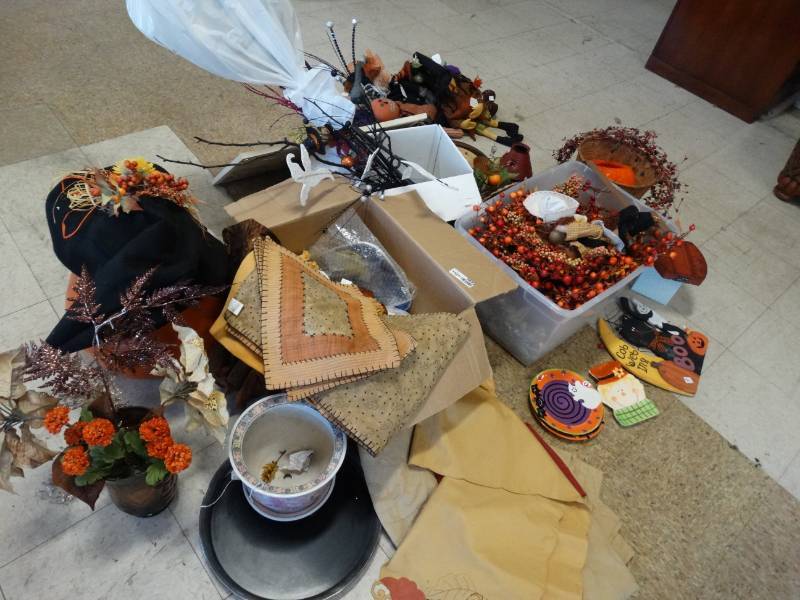 lot 7842 image: Fall Themed Decor
