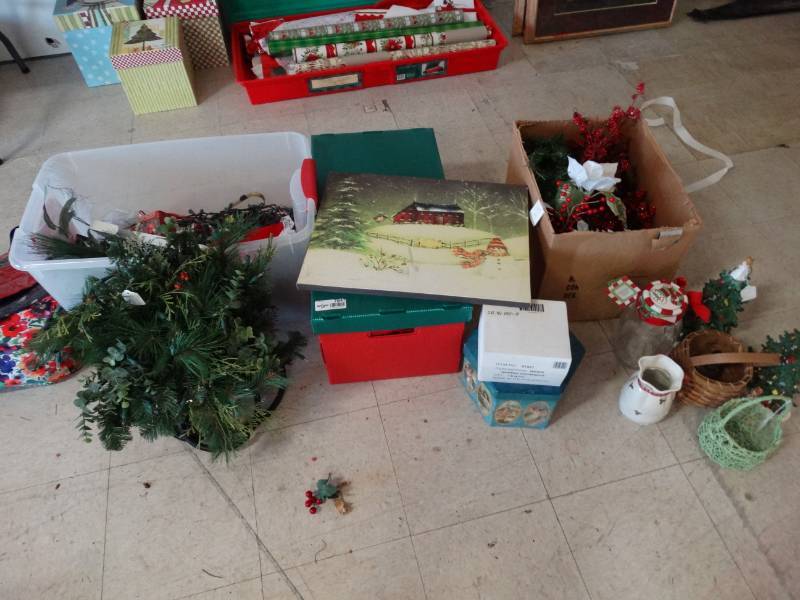 lot 7847 image: Large lot of Christmas decor