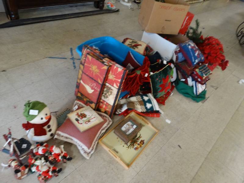 lot 7848 image: Large lot of Christmas decor