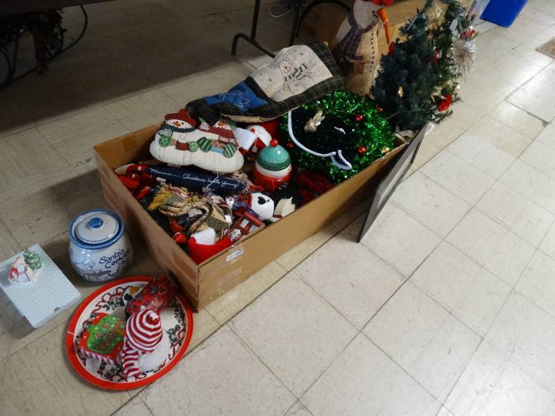 lot 7849 image: Large lot of Christmas decor