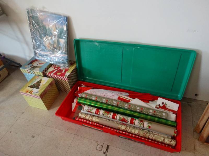 lot 7850 image: lot of wrapping paper and Present Boxes