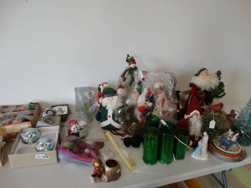 lot 7851 image: Lot of Christmas Decorations