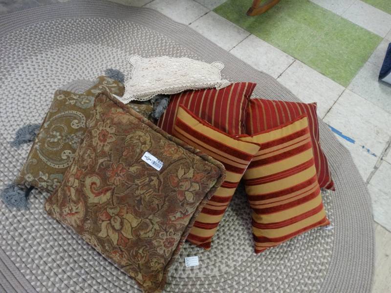 lot 7859 image: Lot of Misc Throw Pillows