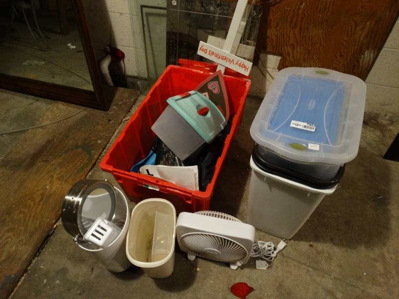 lot 7864 image: Lot of Misc Storage Containers