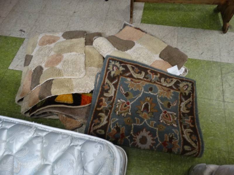 lot 7871 image: Lot of Rugs