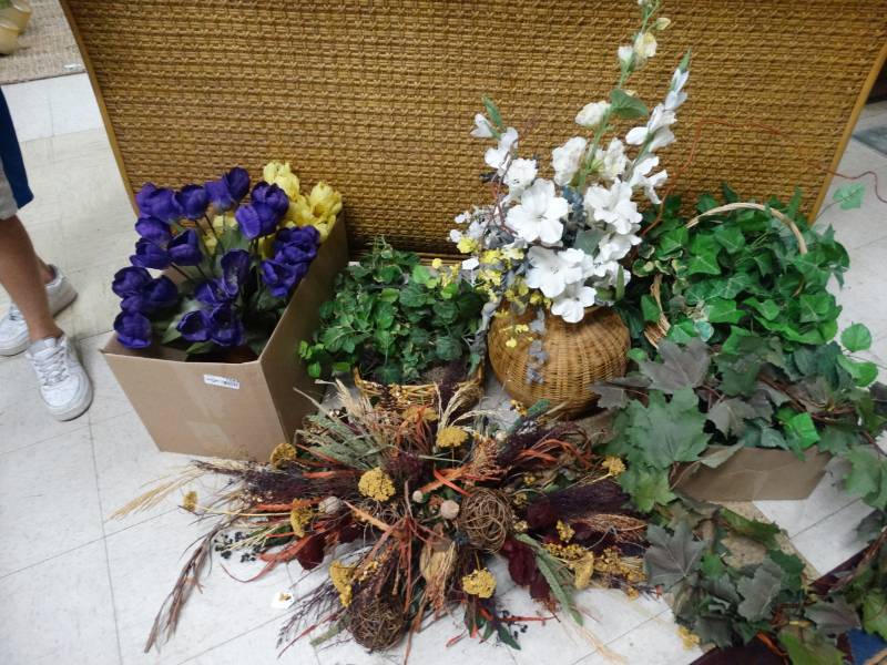 lot 7883 image: Large Lot of fake Flowers