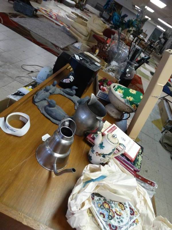 lot 7898 image: Large assortment of home decor items