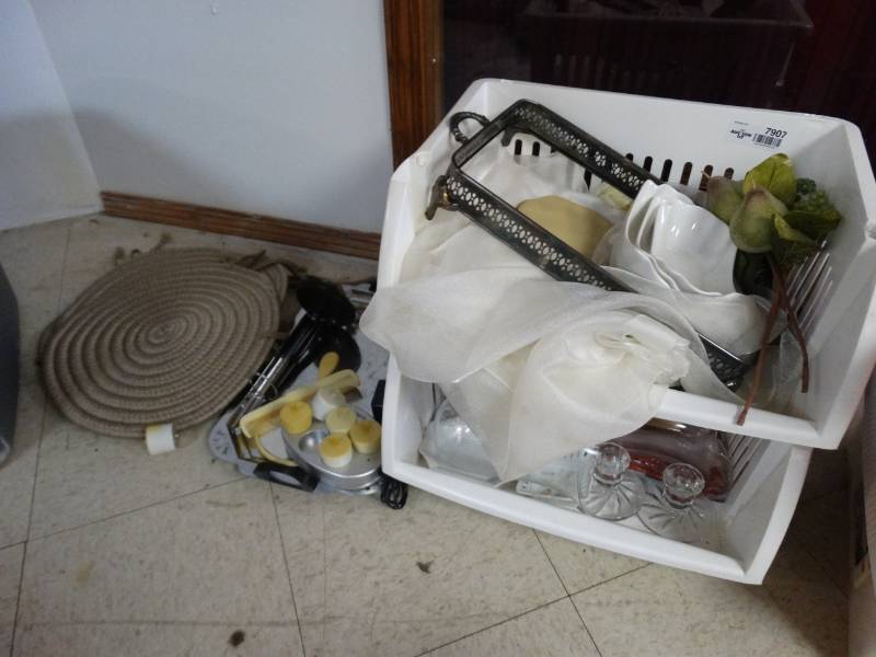 lot 7907 image: Various home decor items