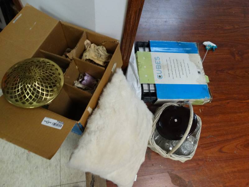 lot 7908 image: Various home decor items