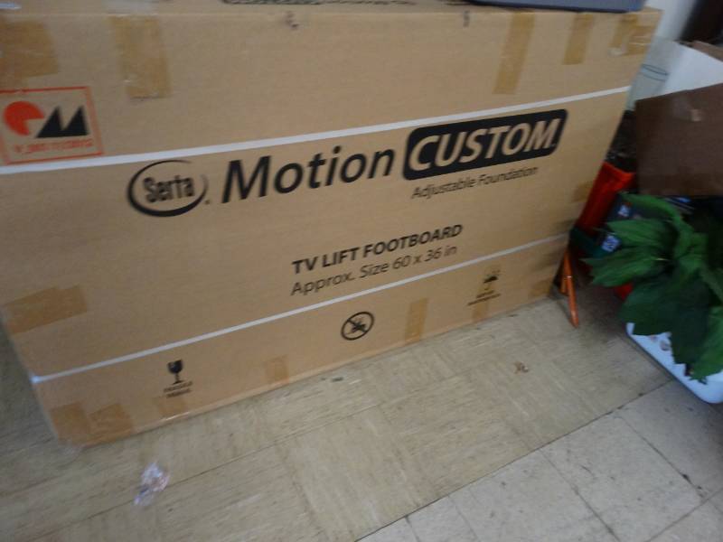 lot 7913 image: New- Serta Motion Comfort TV lift footboard