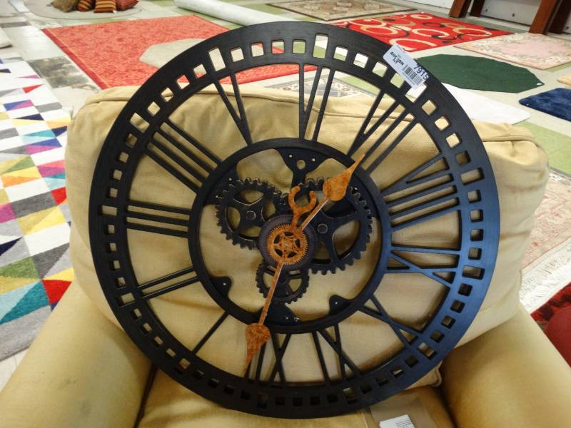 lot 7915 image: Gear look clock
