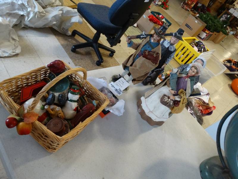 lot 7921 image: Holiday decor