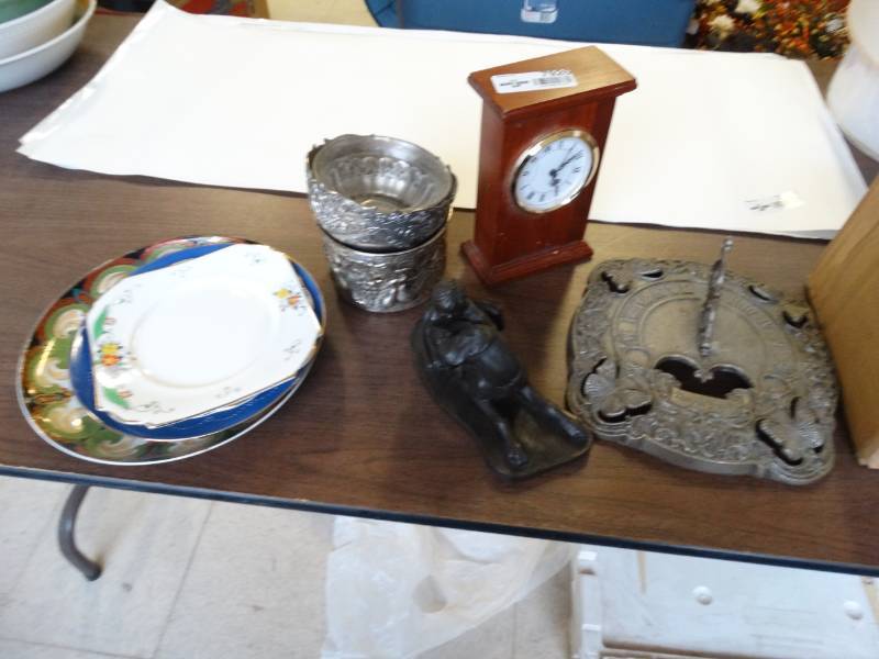 lot 7926 image: Various decor items