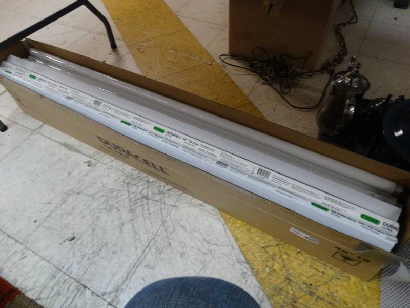 lot 7929 image: Box of new & used 48 light bulbs