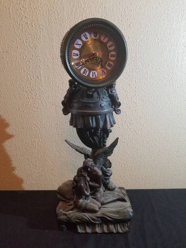 lot 16006 image: Battery Operated Quartz Clock on Man & Woman Statue