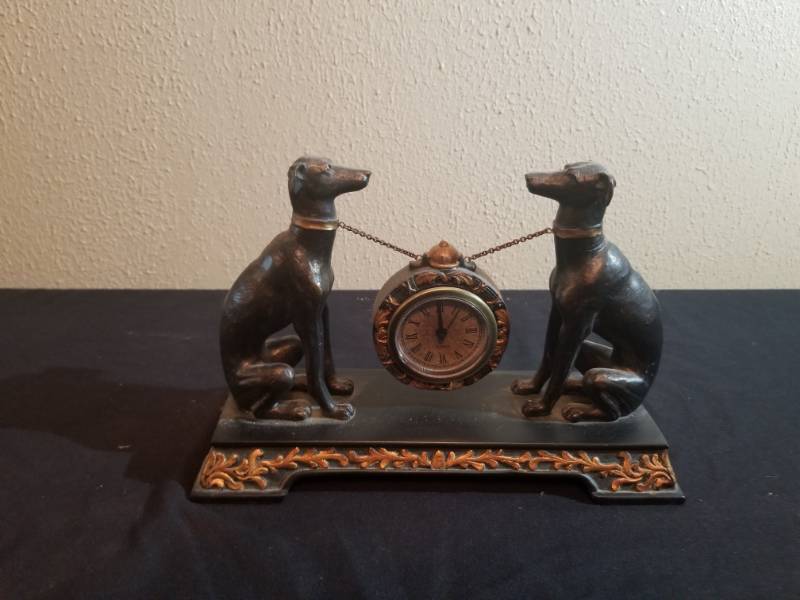 lot 16025 image: Two Dogs Statue Clock