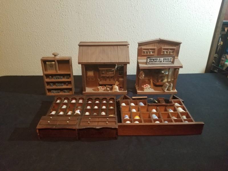 lot 16026 image: Thimbles Collection in Miniatures Trays