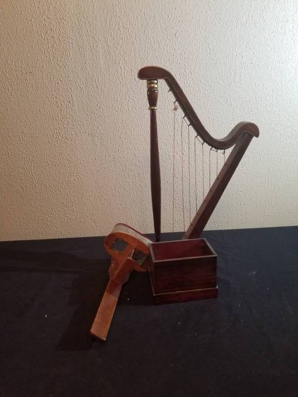 lot 16030 image: Table Top Harp Planter and Vintage Stereoscope Viewer