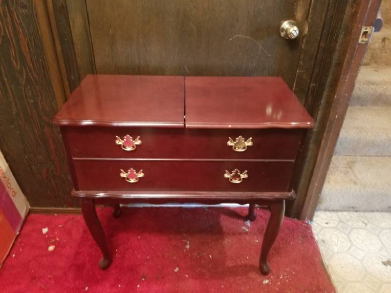 lot 16010 image: Cherry Storage End Table wLift up Lid and Queen Anne Legs