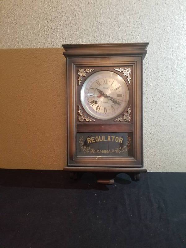 lot 16037 image: Regulator Alaron 31 Day Clock w Key