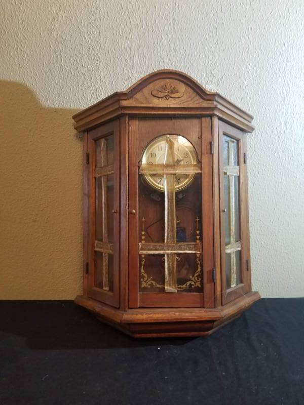 lot 16038 image: Banyan 31 Day Chiming Clock  w Key
