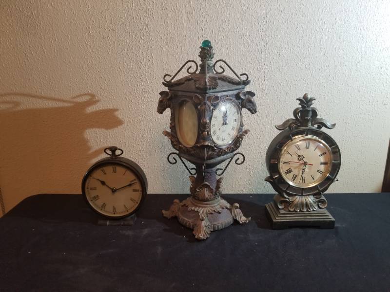lot 16044 image: Lot of 3 Clocks
