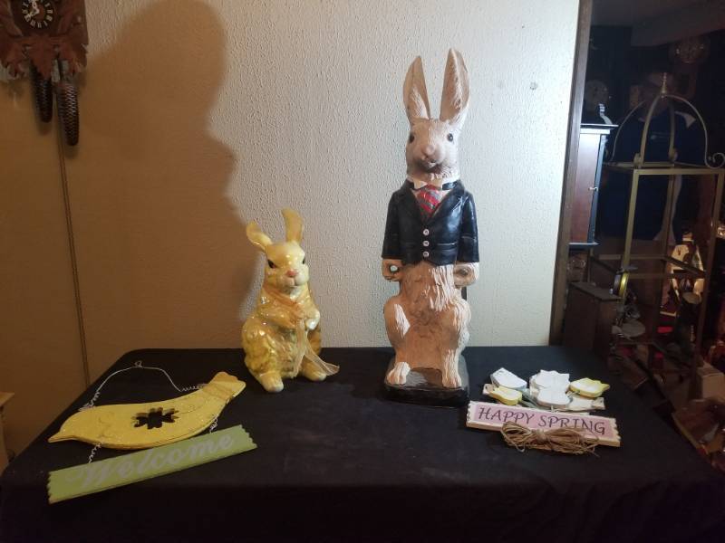 lot 16078 image: Spring, Bunnies Dcor
