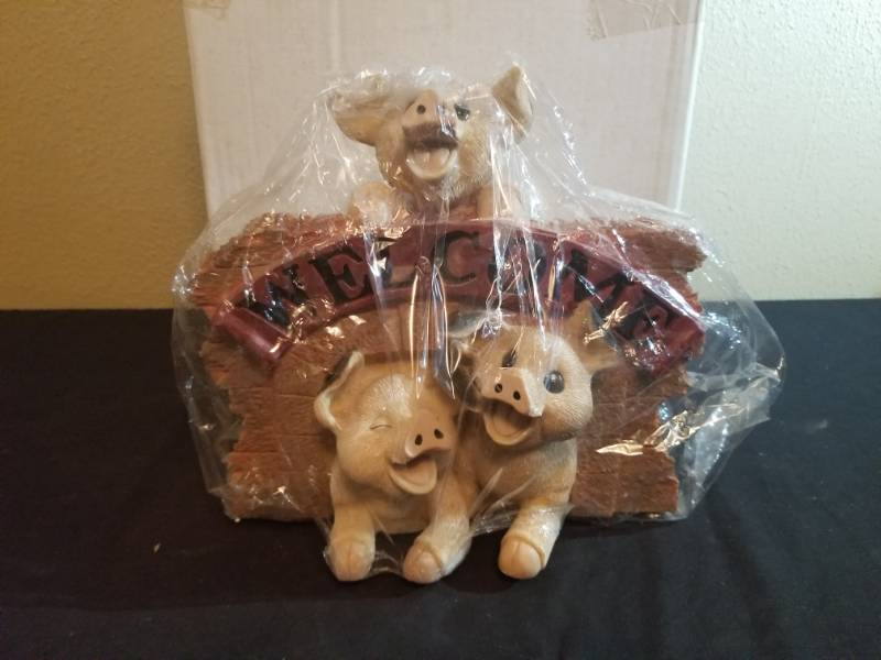 lot 16028 image: Pigs Welcome Statue