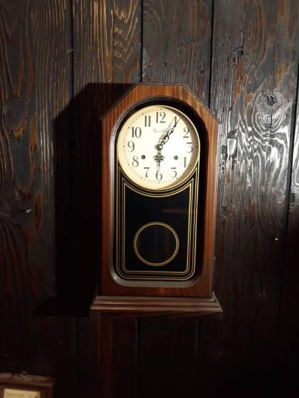 lot 16339 image: Montgomery Ward Heirloom Quality 31 Day Wind Striking Wall Clock