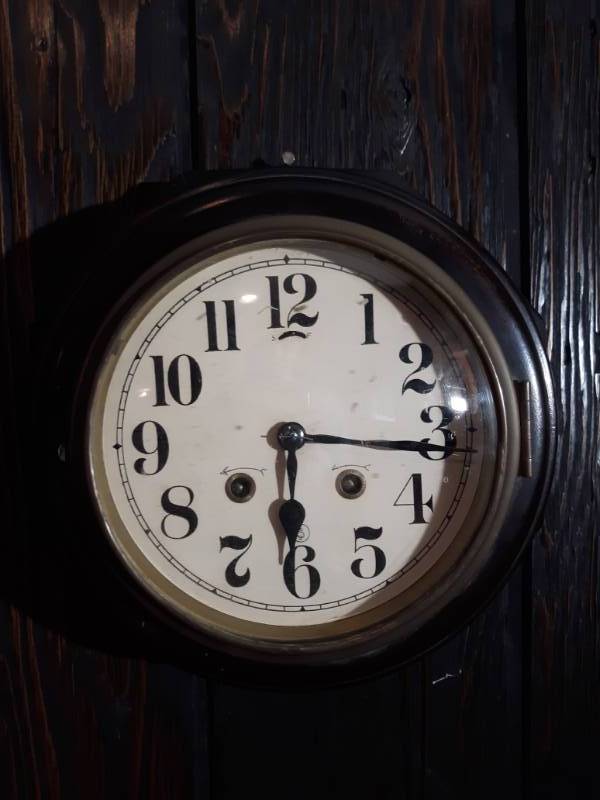 lot 16115 image: Round Wall Clock