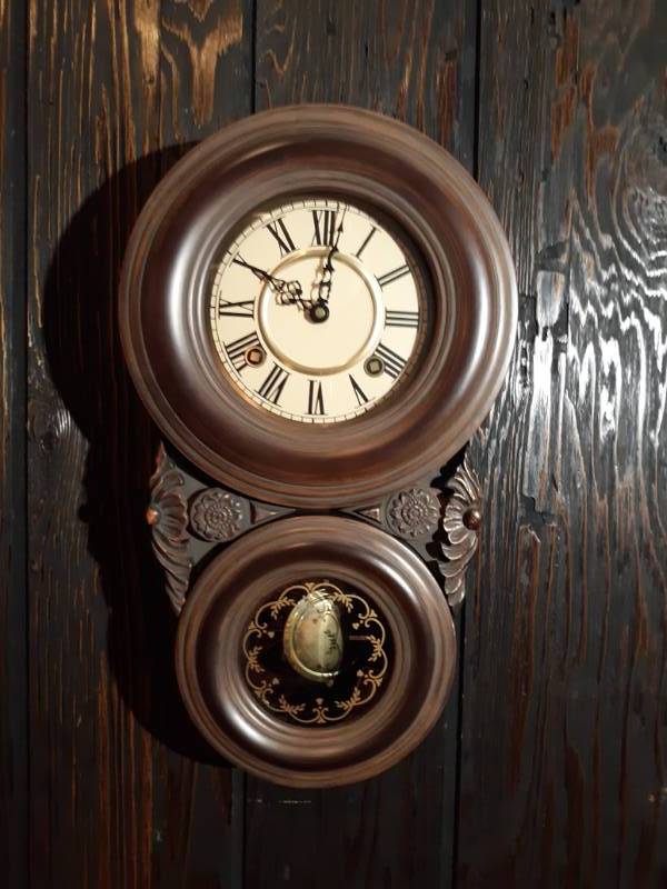 lot 16143 image: Battery Operated Round Pendulum Clock w Raise up Face