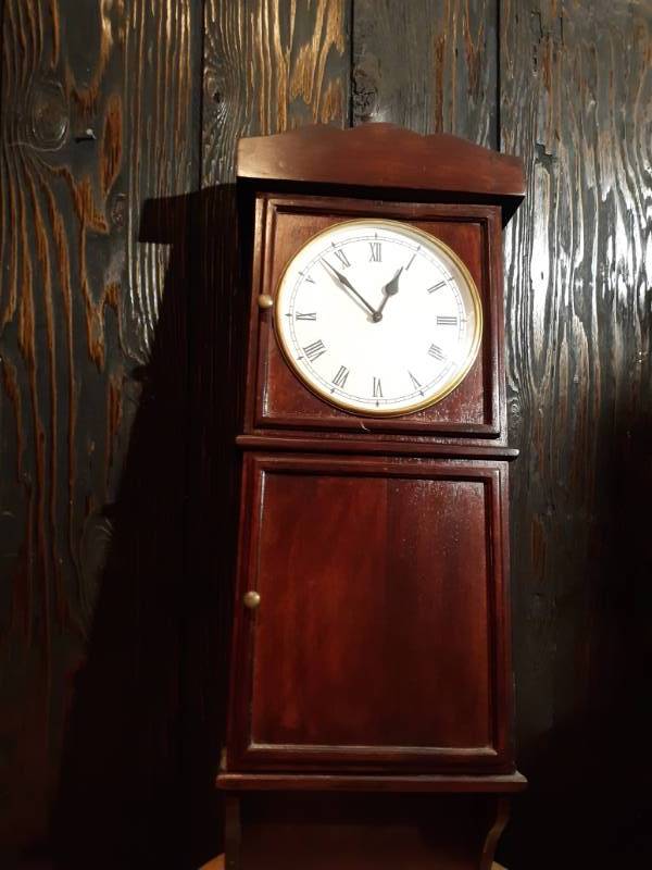 lot 16147 image: Battery Operated Cherry Color Clock w Key Box Under