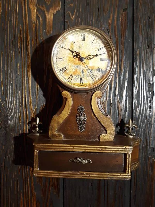 lot 16152 image: Aged Crackle Face in Banjo Case w Storage Drawer