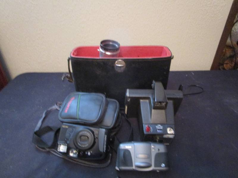 lot 16139 image: Cameras, Photo Equipment and Bag