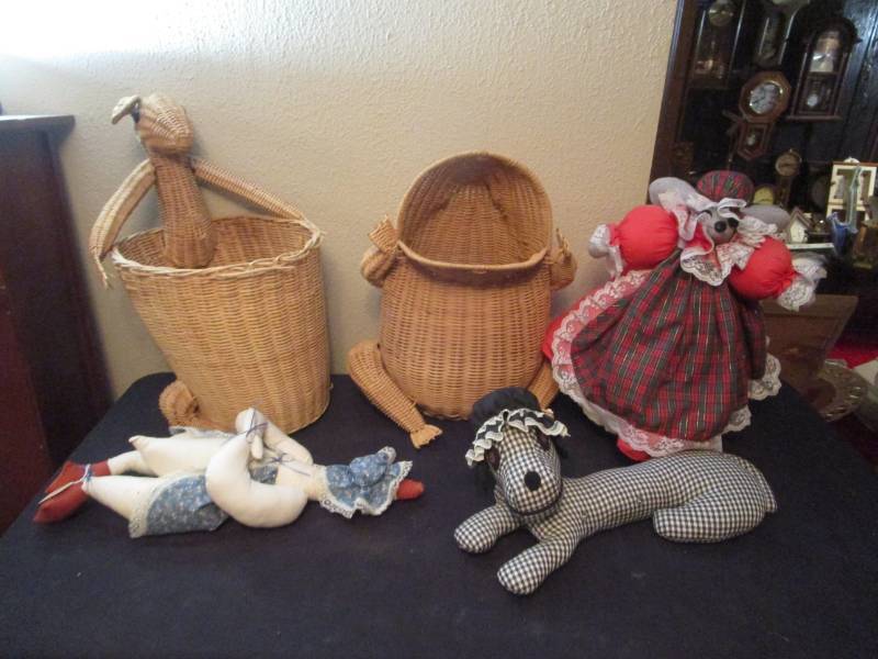 lot 16165 image: Baskets, Stuffed Animals