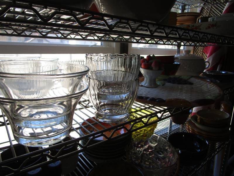lot 16176 image: Glass Bowls on Shelf
