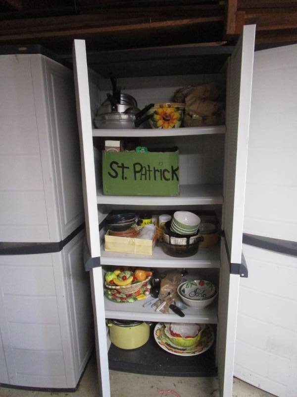 lot 16188 image: Contents of Shelves