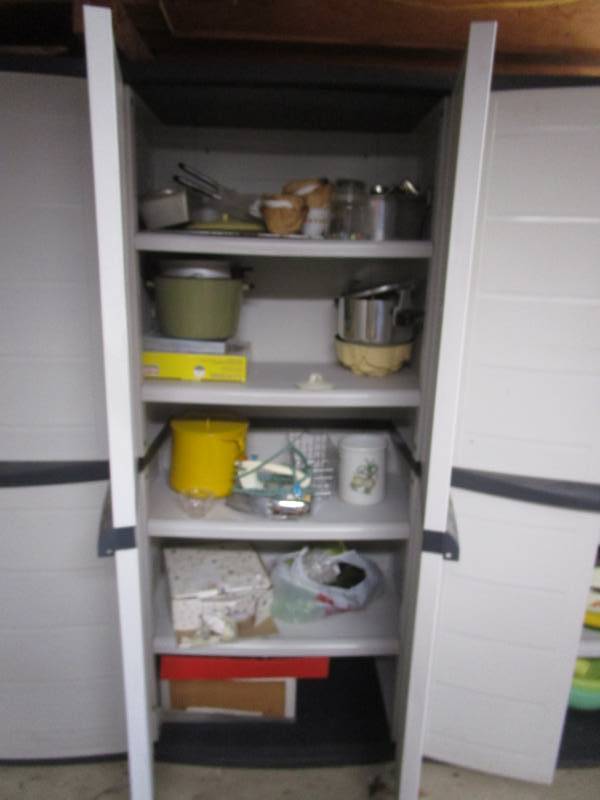 lot 16189 image: Contents of Shelves