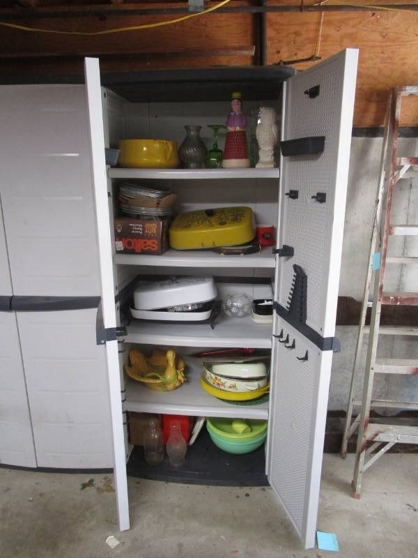 lot 16190 image: Contents of Shelves