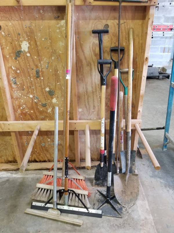 lot 5384 image: Shovels, Brooms, Sledge Hammer
