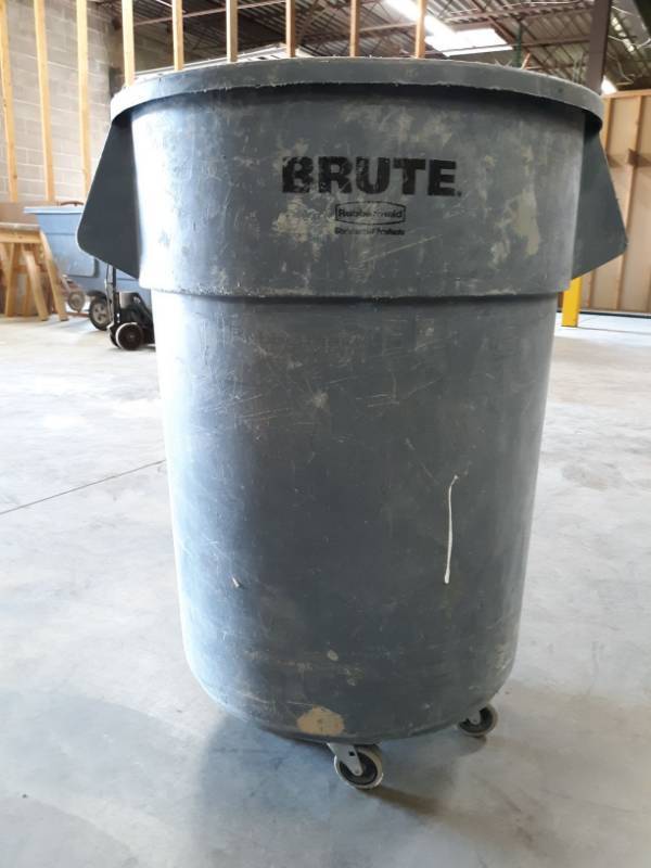 lot 5405 image: Rubbermaid Brute 55 Gallon Trash Can On Casters