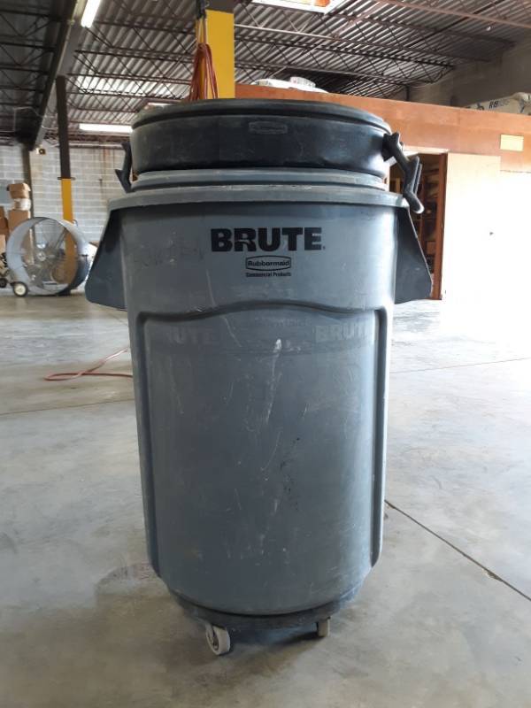 lot 5406 image: Rubbermaid Brute Trashcan On Casters