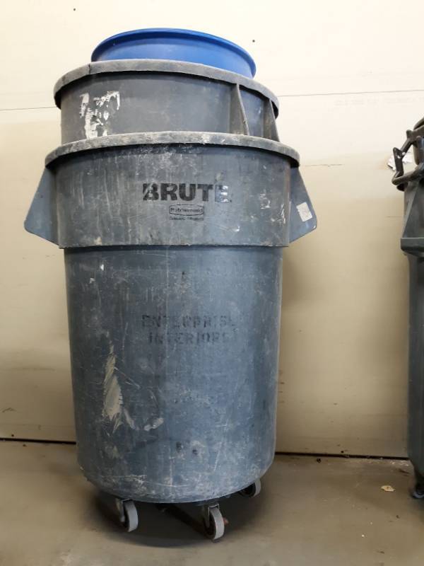 lot 5407 image: Rubbermaid Brute Trashcan On Castors