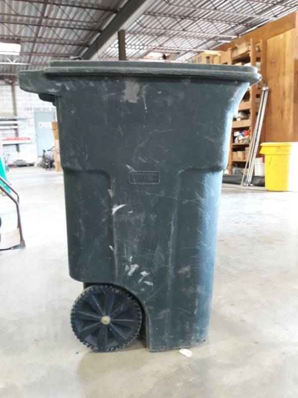 lot 5409 image: Teter Rolling Trash Can