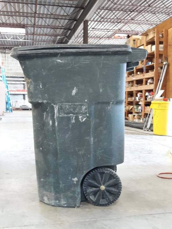lot 5411 image: Teter 96 Gallon Wheeled Cart