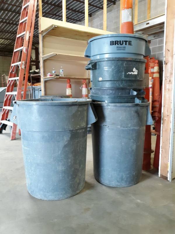 lot 5412 image: (6) Assorted Trash Cans