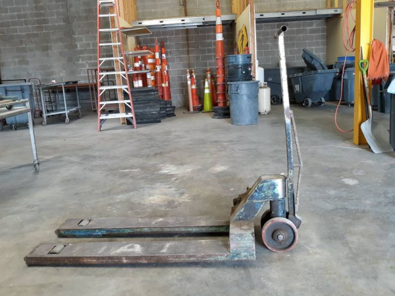 lot 5425 image: Pallet Jack