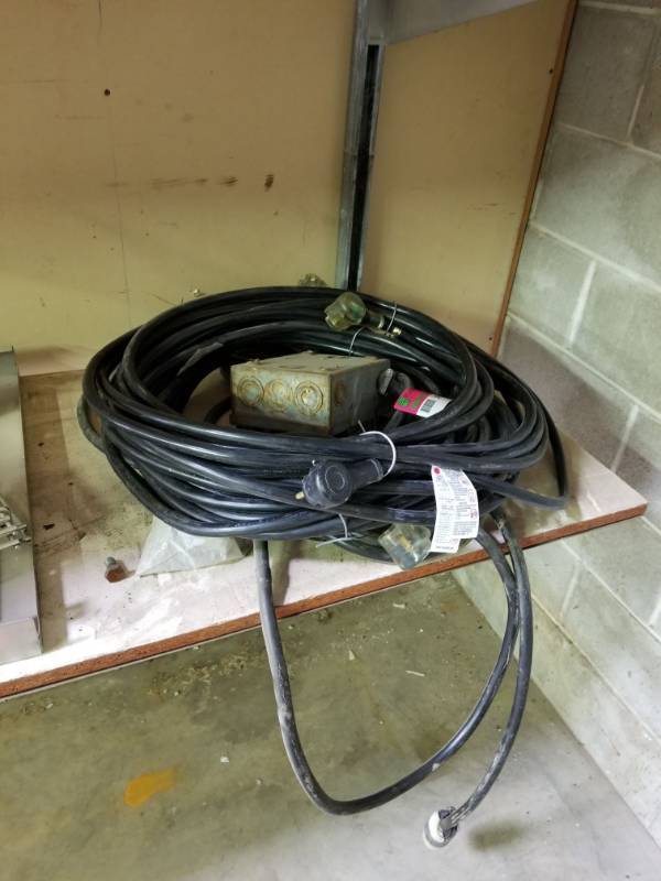 lot 5469 image: Various Electrical Plug Ins